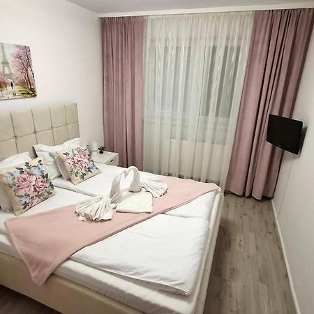 Alice Apartment Arad Bagian luar foto