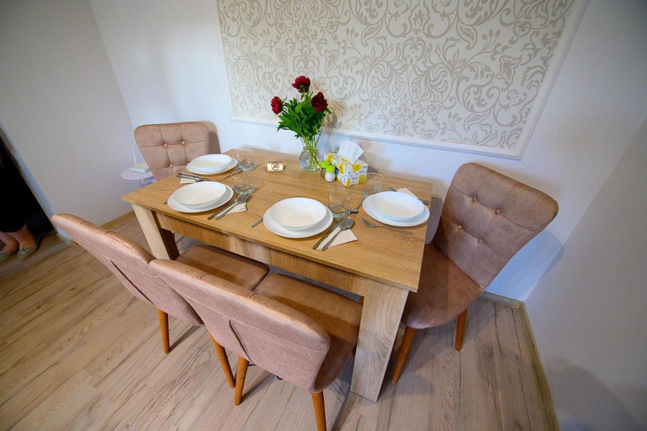 Alice Apartment Arad Bagian luar foto