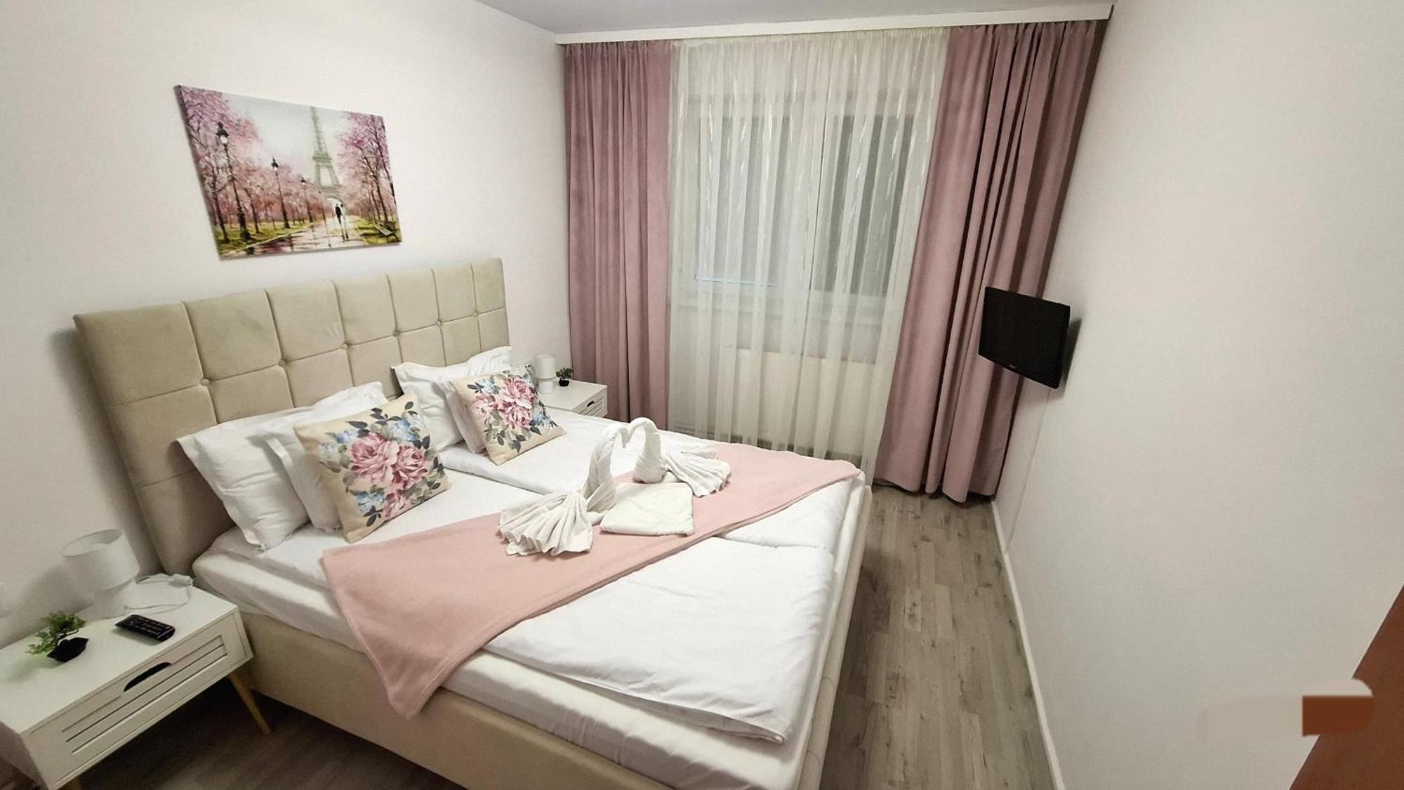 Alice Apartment Arad Bagian luar foto